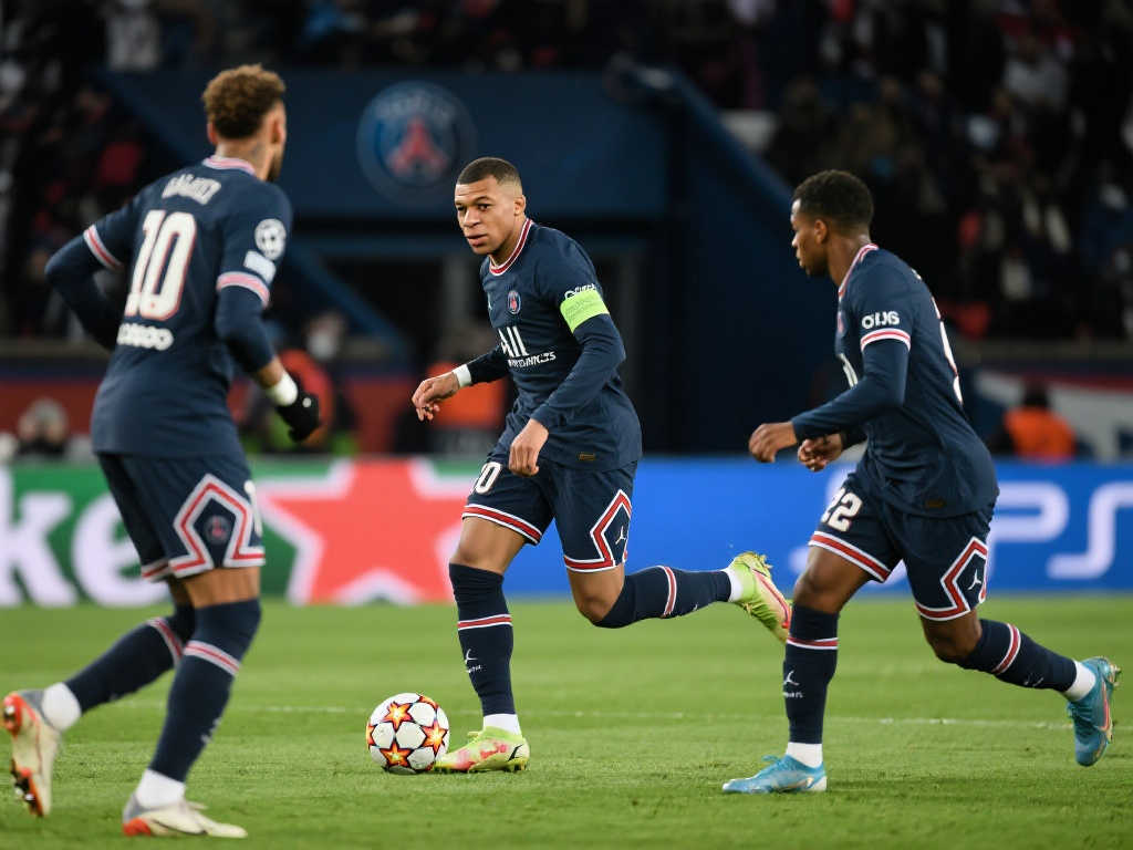 巴黎创历史：欧冠单赛季首支10胜球队，渐入佳境